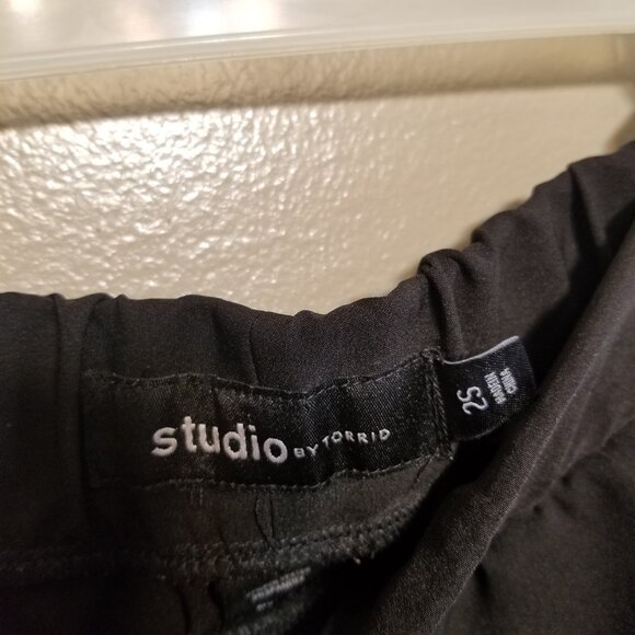 Studio by Torrid Pull On Relaxed Taper Black Pants, Plus Size 2S - Picture 5 of 8